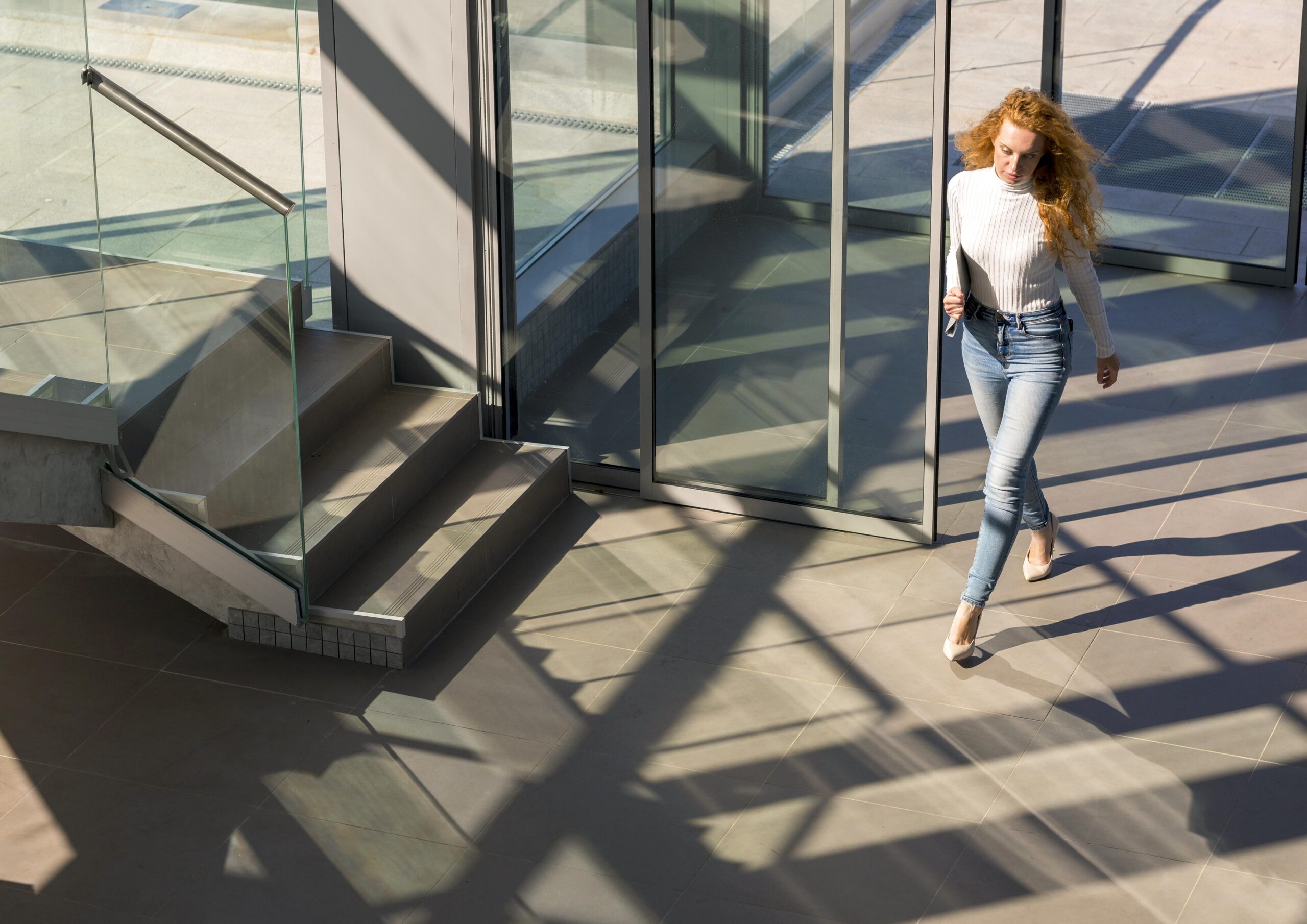 Women Walking in Pintu Otomatis