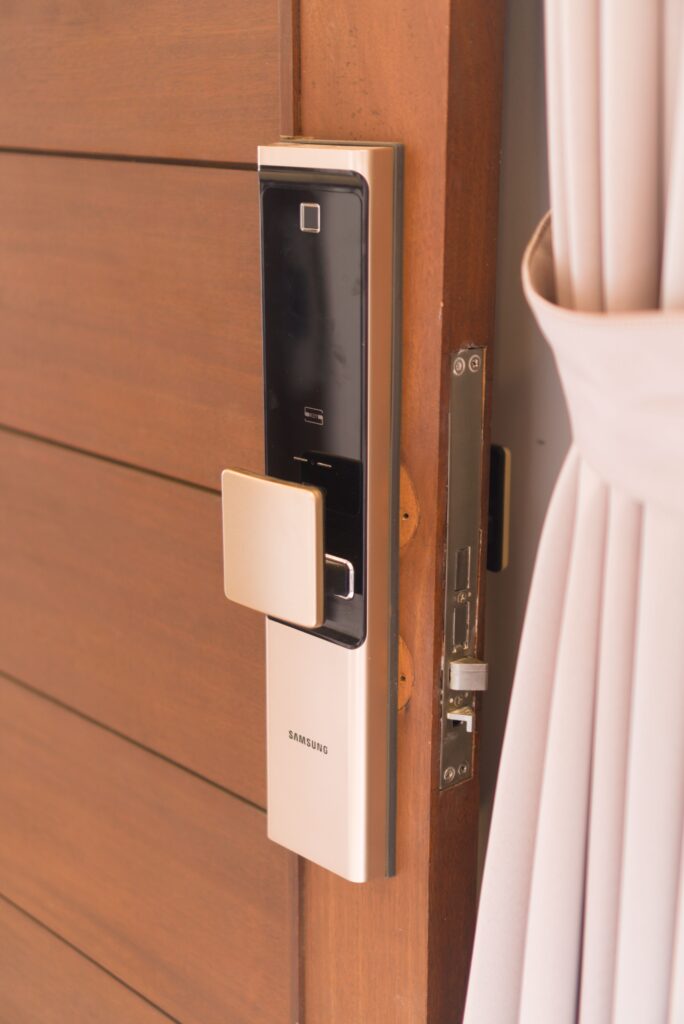 kunci pintu digital wooden door
