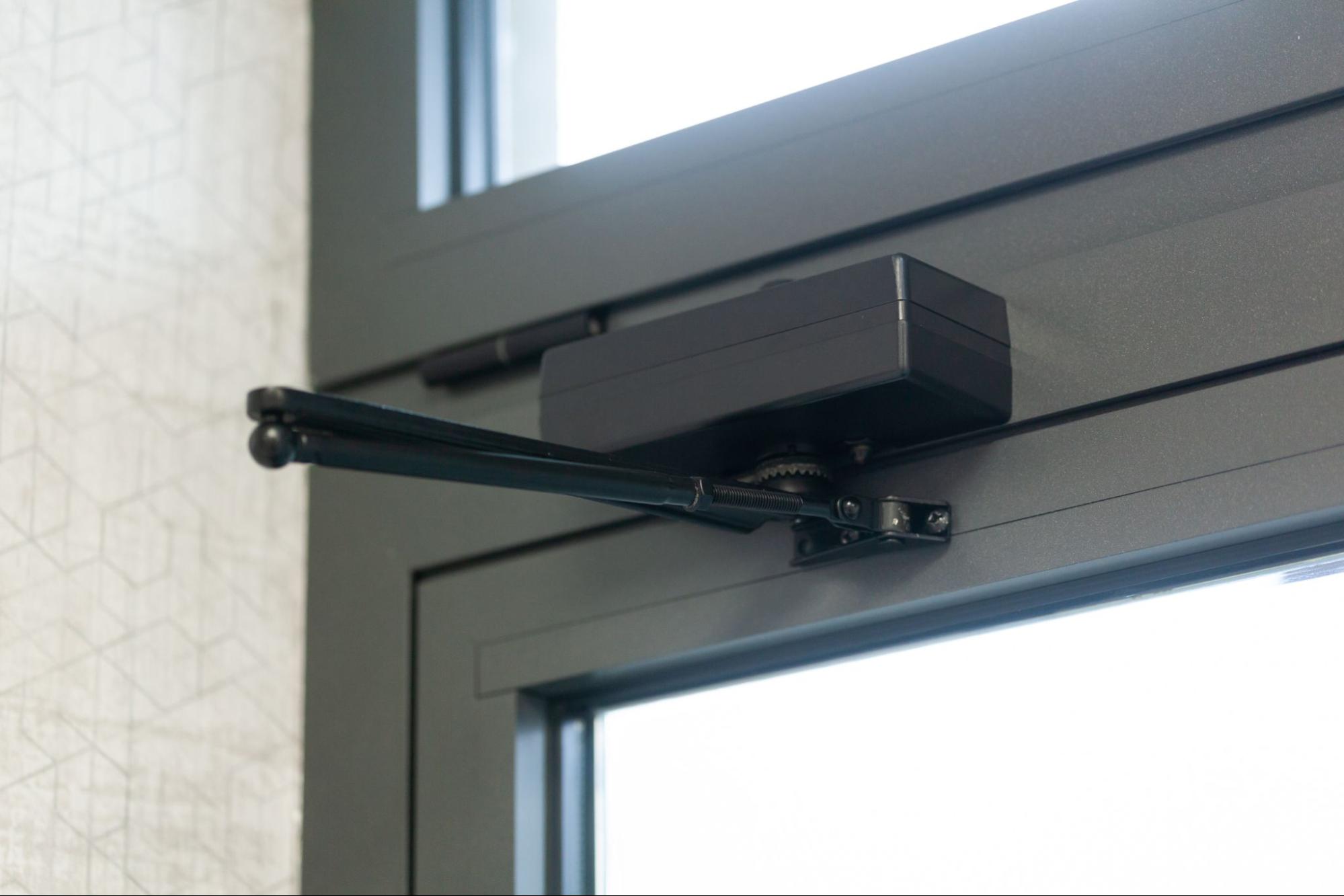 Door closer black