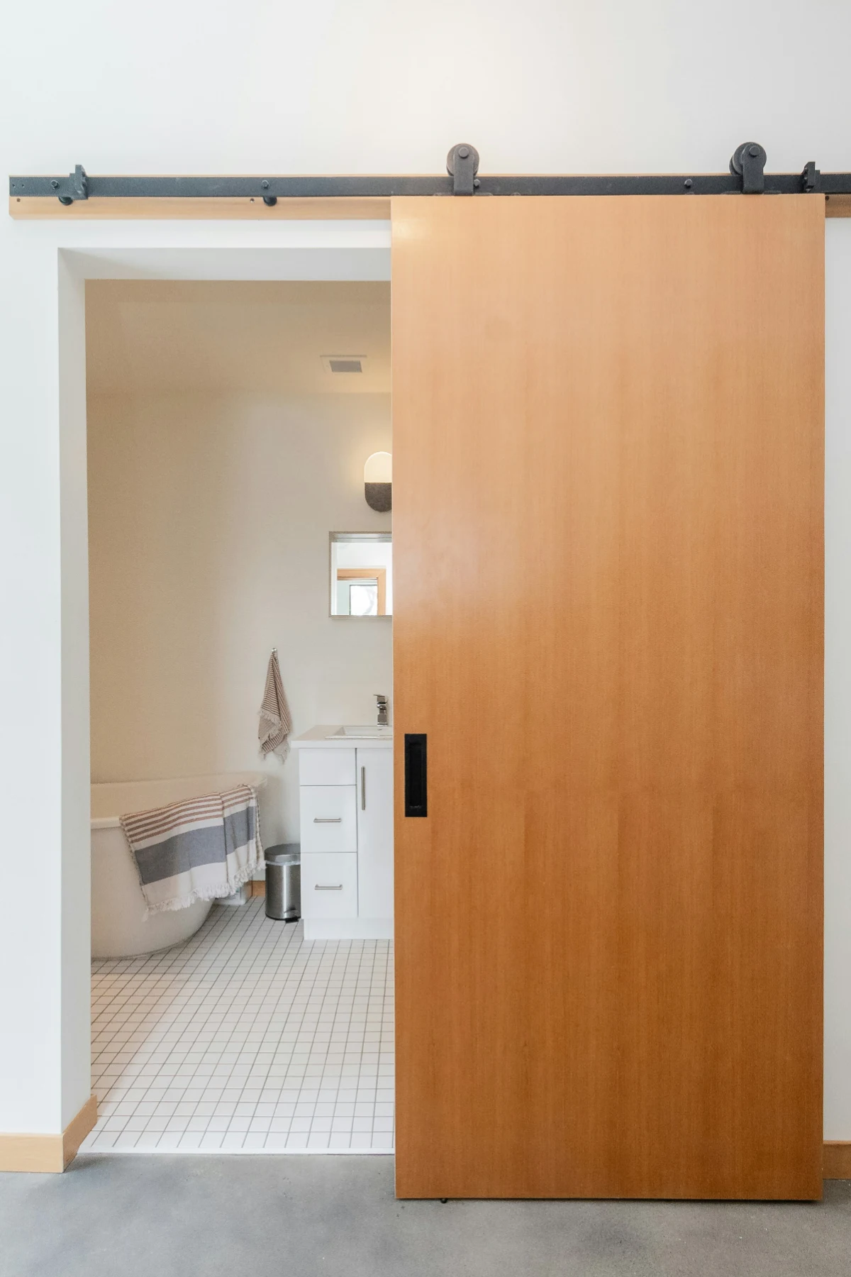 Top Hung dan Bottom Rolling pada Sliding Door