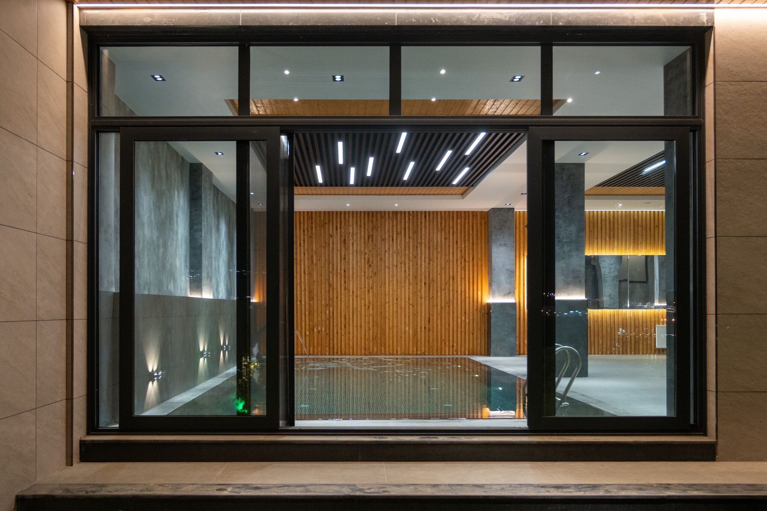 Top Hung dan Bottom Rolling pada Sliding Door