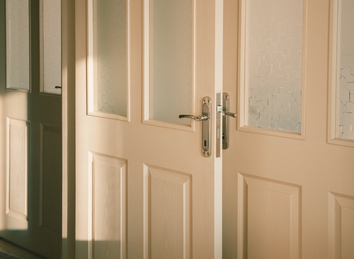 Lever handle dan lock case stainless pada pintu ganda rumah sebagai contoh hardware pintu yang awet