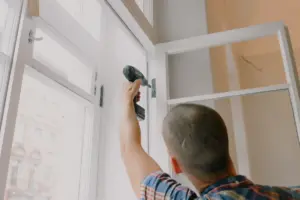pemasangan-engsel-pintu
