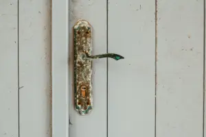 handle-pintu-berkarat-dan-kusam