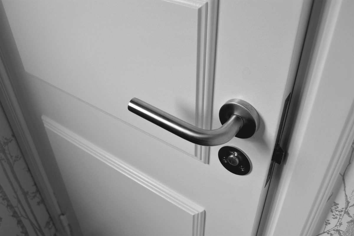 lever-handle-stainless-di-pintu-putih